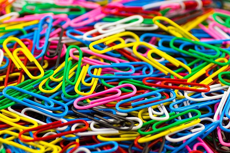 Büroklammern in rot, grün, gelb, rosa, weiß und blau
