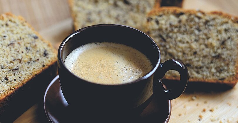 Eine Tasse Kaffee und ein drei Stück Kuchen