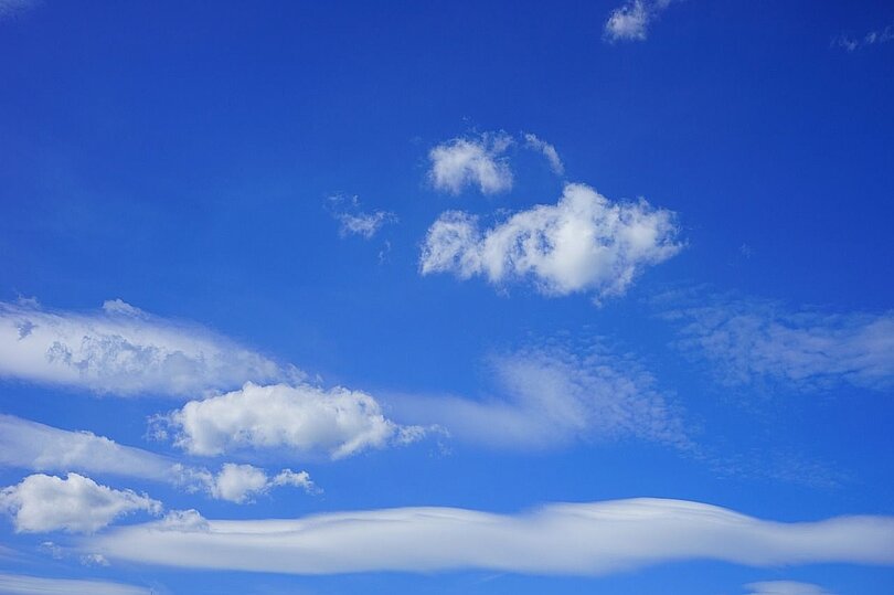 Kleine, weiße Wolken am blauen Himmel - wirkt haromonisch