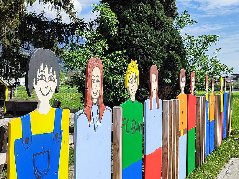 Ein Zaun von Schüler*innnen gestaltet.