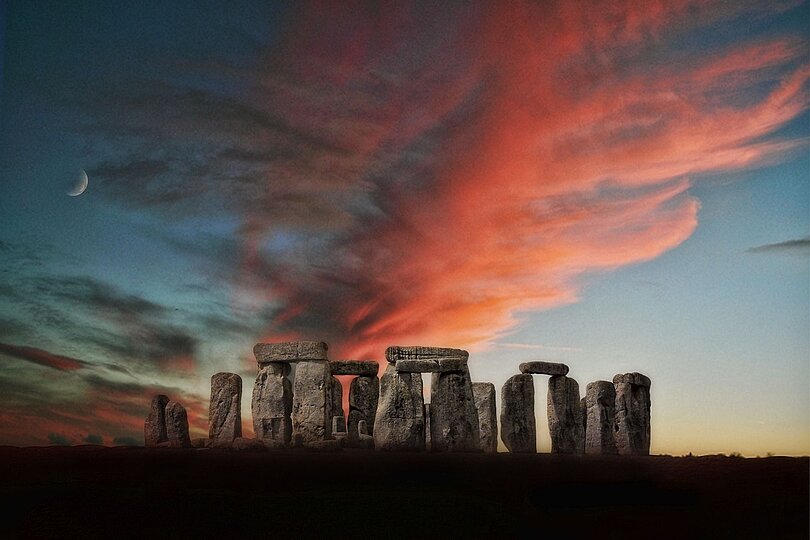 Die Säulen von Stonehenge beim Sonnenuntergang