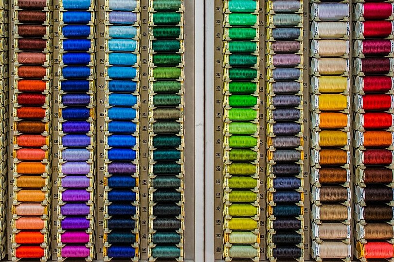 Oberfadenspulen für die Nähmaschine in allen Farben und unterschiedlichen Farbtönen.