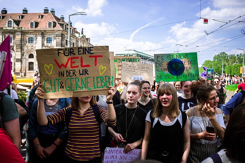 Junge Menschen demonstrieren für eine Welt, in der sie gut und gerne leben wollen.