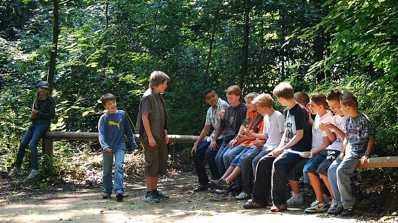 Eine Gruppe von Jugendlichen im Wald