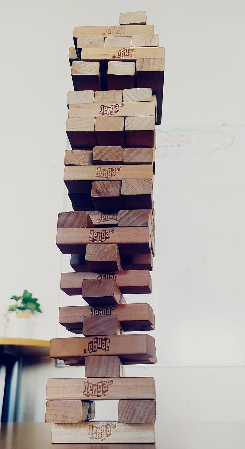 Turm aus Holzbauklötzen