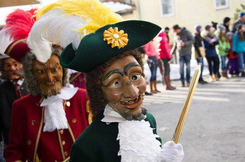 Ein Figur mit Holzmaske aus der Tiroler Fasnacht im Oberland